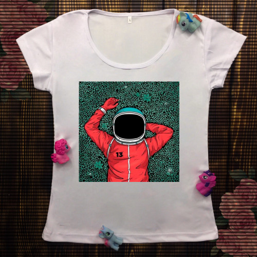Жіноча футболка з принтом - Космонавт лежить в траві