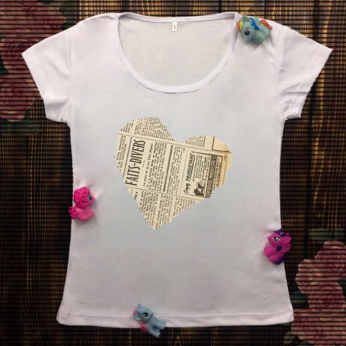 Жіноча футболка з принтом - Серце з газети