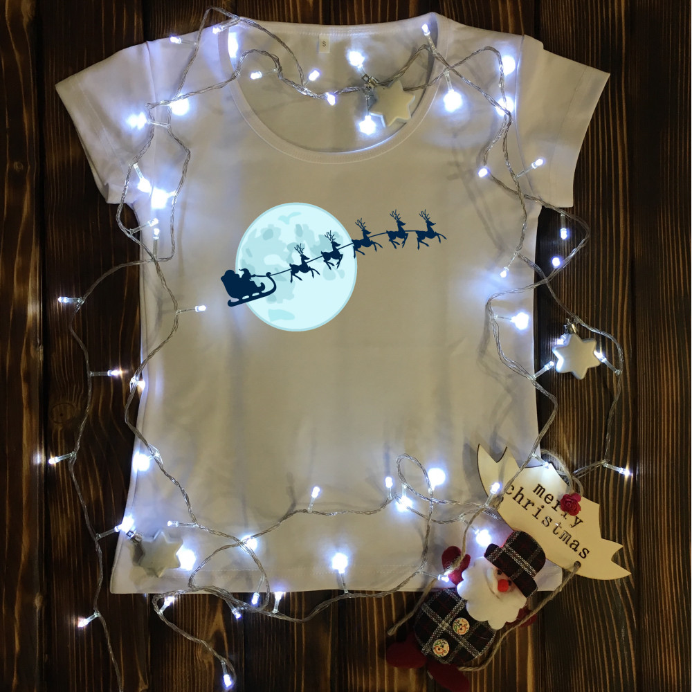 Жіноча футболка з принтом - Санта з оленями на тлі місяця