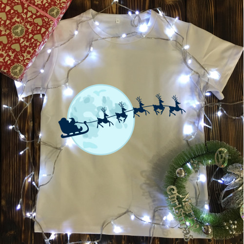 Чоловіча футболка з принтом - Санта з оленями на фоні місяця